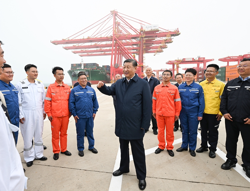 ??5月22日至24日，中共中央總書記、國家主席、中央軍委主席習(xí)近平在山東考察。這是22日下午，習(xí)近平在日照港親切慰問港口科技工作者、運營人員、航運人員。 