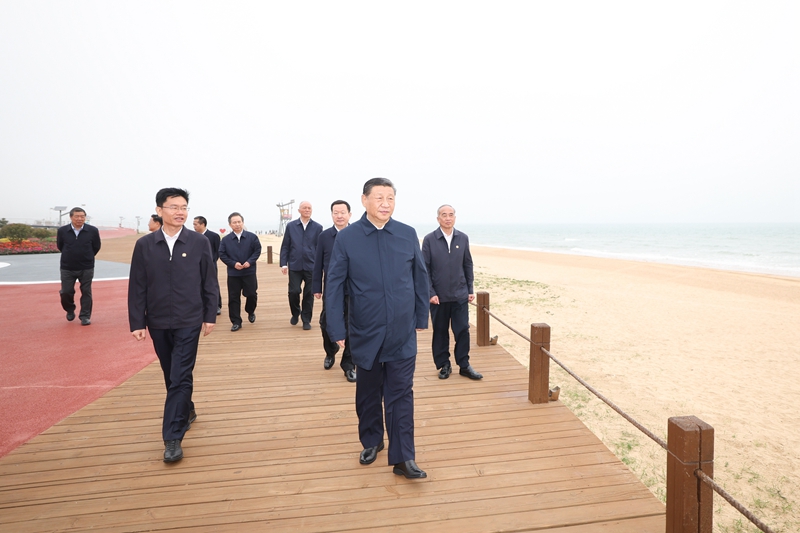 5月22日至24日，中共中央總書記、國家主席、中央軍委主席習(xí)近平在山東考察。這是22日下午，習(xí)近平在日照市陽光海岸綠道考察。