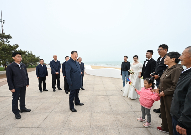 5月22日至24日，中共中央總書記、國家主席、中央軍委主席習(xí)近平在山東考察。這是22日下午，習(xí)近平在日照市陽光海岸綠道同市民親切交流。