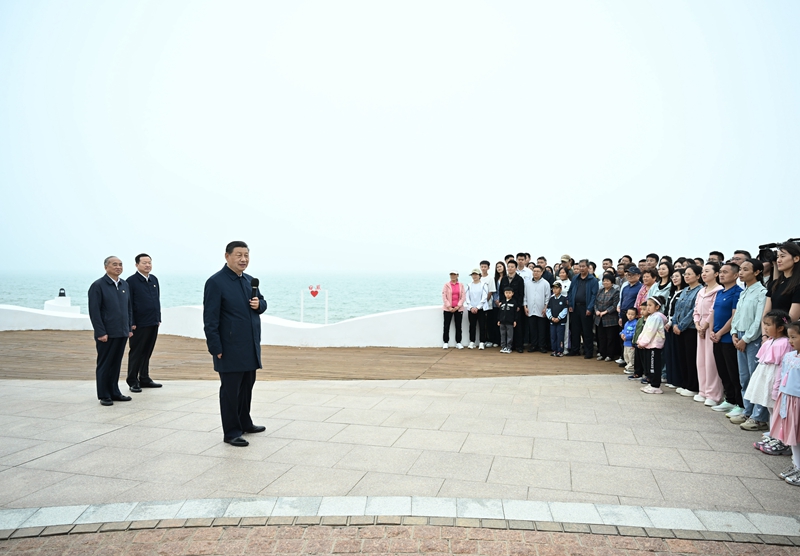 5月22日至24日，中共中央總書記、國家主席、中央軍委主席習(xí)近平在山東考察。這是22日下午，習(xí)近平在日照市陽光海岸綠道同市民和游客親切交流。