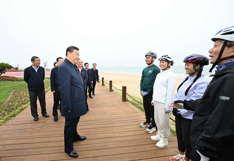 5月22日至24日，中共中央總書記、國家主席、中央軍委主席習(xí)近平在山東考察。這是22日下午，習(xí)近平在日照市陽光海岸綠道同市民親切交流。