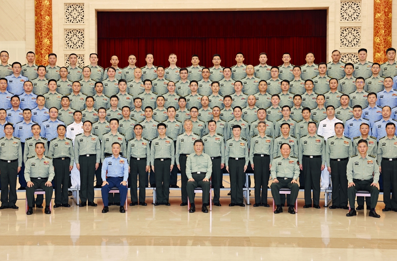 5月22日至24日，中共中央總書記、國家主席、中央軍委主席習(xí)近平在山東考察。這是23日上午，習(xí)近平在濟南親切接見駐濟南部隊上校以上領(lǐng)導(dǎo)干部，代表黨中央和中央軍委向駐濟南部隊全體官兵致以誠摯問候。